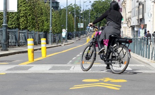 Une femme circulant à vélo sur une voie dédiée à Rennes (illustration).