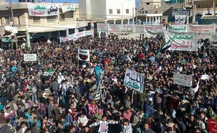 La Ligue arabe, sous pression pour saisir l'ONU sur le dossier syrien, devrait prolonger d'un mois sa mission en Syrie malgré les critiques grandissantes, la présence des observateurs n'ayant pas permis de mettre fin à dix mois d'effusion de sang.