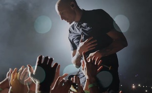 Le chanteur de Linkin Park, Chester Bennington, dans le clip posthume «One More Light».