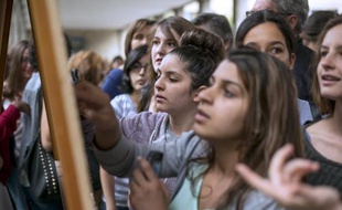 Des candidats cherchent leur nom sur les listes des résultats du baccalauréat au lycée Claude Monet, à Paris, le 4 juillet 2014