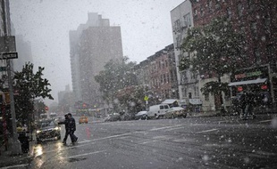 Des chutes de neige et des pluies verglaçantes, rarissimes en cette saison, ont fait trois morts et provoqué de fortes perturbations dans les transports sur la côte Est des Etats-Unis et privé d'électricité 2 millions de personnes, selon des sources concordantes.