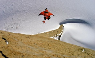 Quatre alpinistes qui ont réalisé des sauts en wingsuit (combinaison ailée) dans le massif de l'Holtanna, au pôle Sud, viendront présenter leur périple en images mardi prochain, 5 octobre.