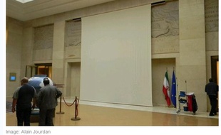 Capture d'écran du site de la Tribune de Genève, montrant la statue recouverte aux Nations Unies, à Genève, le 14 octobre 2013.