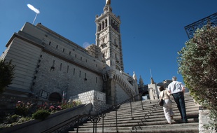 Bientôt, vous pourrez échapper à la montée des marches vers Notre-Dame-de-la-Garde grâce au téléphérique.