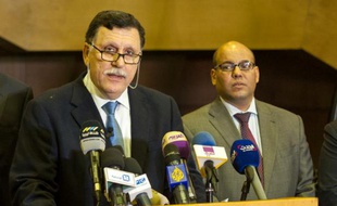 Le Premier ministre libyen désigné, Fayez al-Sarraj (g), le 15 février 2016 à Skhirat au Maroc