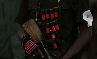 Un membre d'une milice anti-Boko Haram à yola, au Nigeria, le 26 novembre 2014.