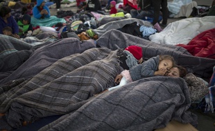 Des migrants se reposent à Tijuana, au Mexique, près de la frontière des Etats-Unis, le 23 novembre.