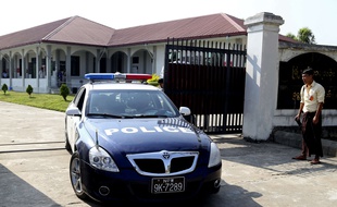 Arthur Desclaux a quitté le tribunal dans une voiture de police après son procès à Naypyitaw le 27 février 2019.