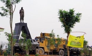 Statue de Mahsum Korkmaz, l'un des fondateurs du PKK, le 19 août 2014 à Diyarbakir