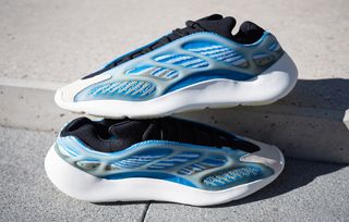 Yeezy cheap 700 bleu