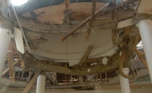 Une mosquée endommagée par le séisme qui a touché l'Indonésie le 2 septembre 2009.