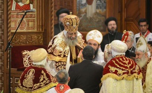 Le nouveau patriarche des Coptes orthodoxes d'Egypte, la plus importante communauté chrétienne du Moyen-Orient, a été intronisé dimanche, dans un contexte de tensions avec les islamistes sur la place de la charia (loi islamique) dans la future Constitution.