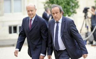 Le maire de Bordeaux Alain Juppé et le patron de l'UEFGA Michel Platini dans la cour de l'Elysée pour la réunion sur l'organisation de l'EURO-2016, le 11 septembre 2014 à Paris