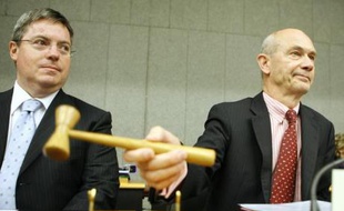 Le directeur de l'OMC, Pascal Lamy (D), ouvre les négociations à Genève (Suisse) le 21 juillet 2008, à côté de l'ambassadeur australien auprès de l'OMC, Bruce Gosper