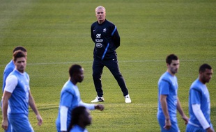 Didier Deschamps, le sélectionneur de l'équipe de France, observe son groupe à l'entraînement, le 15 octobre 2012, au stade Vicente-Calderon de Madrid.
