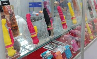 Des sex toys dans un vitrine en Chine, le 6 juin 2012