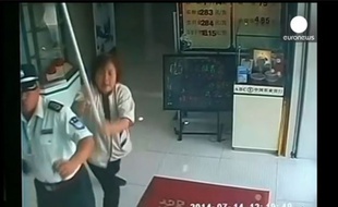 Les caméras de surveillance de cette banque chinoise filment l'intervention de la femme de ménage pour arrêter le braqueur.