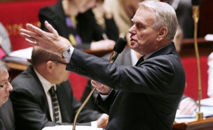 Jean-Marc Ayrault, interrogé vendredi à Evry sur le dossier du fabricant de pneus Goodyear et l'annonce de la fermeture de son site d'Amiens Nord, a déclaré que "le gouvernement fait tout" pour faire revenir à la table des négociations le repreneur potentiel Titan.