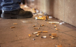 Illustration de mégots de cigarettes sur le sol, à Paris.