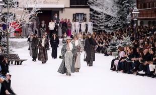 La dernière collection de Karl Lagerfeld a été présentée dans une station de ski au Grand palais.