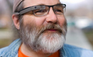 L'ingénieur de Google,Greg Priest-Dorman, avec un prototype de Glass monté sur des verres correcteurs.