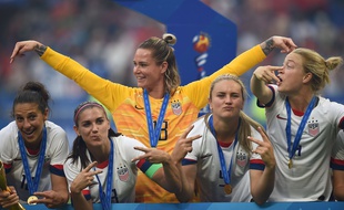 Les joueuses américaines ont longuement célébré leur nouveau sacre mondial, dimanche soir à Décines.