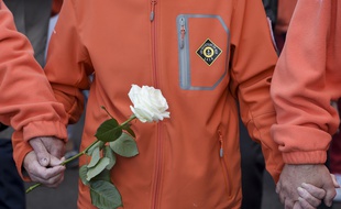 Les sauveteurs SNSM participent à une marche blanche le 10 juin 2019 aux Sables-d'Olonne, en hommage à trois sauveteurs tués le 7 juin, pendant la tempête Miguel