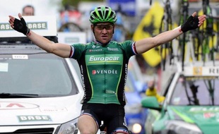 Thomas Voeckler, qui souffre d'une inflammation au genou droit, a déclaré officiellement forfait pour le Championnat de France dimanche prochain à Saint-Amand-les-Eaux (Nord), a annoncé lundi son équipe Europcar.