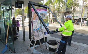 Remplacement des abribus fracturés ce mardi matin à Nantes.