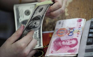 Des billets de dollars et de yuans.