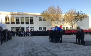 Le cercueil de Norbert Savornin dans la cour du centre de secours de Martigues.