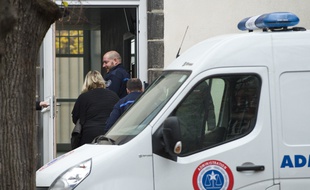 Riom (Puy-de-Dôme), le 14 novembre 2016. Cécile Bourgeon sort du fourgon pénitentiaire pour rejoindre la cour d'assises où elle est jugée pour la mort de sa fille, Fiona, en 2013.