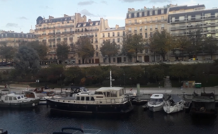 A deux pas du métro Bastille et de l'Opéra, des "pénichards" se sont installés sur le port de l'Arsenal. Un mode de vie flottant qui tranche avec l'agitation
de circulation routière quelques mètres plus haut, sur le boulevard de la Bastille.
