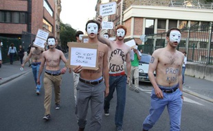 Les Hommen ont manifesté pour protester contre la PMA, la GPA et la recherche sur l'embryon humain, devant l'Institut Pasteur le 11 juillet 2013