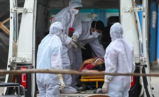 Des soignants accueillent un malade du Covid-19 à l'hôpital de Mumbai, le 22 avril 2021.