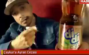 Le rappeur turc Ceza dans une publicité pour une marque de thé.