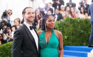 La joueuse de tennis Serena Williams et son fiancé, le cofondateur de Reddit, Alexis Ohanian, à New York, le 5 mai 2017.