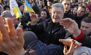 Petro Poroshenko salue les manifestants venus protester à Kiev la veille d'un sommet sur l'Ukraine, le 8 décembre 2019.