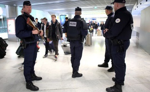 Illustration de policiers à l'aéroport de Toulouse.
