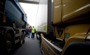 Les "gilets jaunes" et les chauffeurs de VTC filtrent les accès au marché de Rungis. Un mouvement reconductible.