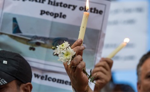 Un rassemblement organisé au Caire en Egypte le 24 mai 2016 en hommage aux victimes du crash d'un avion de la compagnie EgyptAir, disparu le 19 mai 2016 en mer Méditerranée.