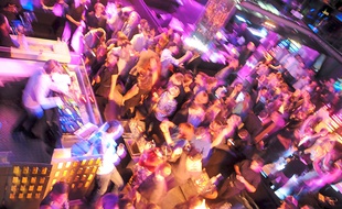 Illustration d'une soirée en club.