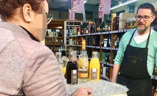 Stéphane Comello, co-responsable du magasin Calais Vins, avec une cliente.