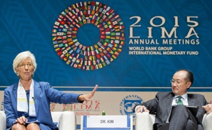 La directrice du FMI, Christine Lagarde et le président de la Banque Mondiale, Jim Yong Kim, le 7 octobre 2015 à Lima, au Pérou