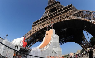La champion de roller, Taig Khris se jette de la Tour Eiffel pour battre le record du monde du saut le plus haut en roller, le 29 mai 2010.