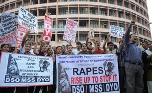 Le viol collectif d'une étudiante dans un bus à New Delhi a fait descendre dans la rue mercredi des habitants scandalisés réclamant le respect pour les femmes tandis que Sonia Gandhi, la présidente du parti au pouvoir, a exhorté le gouvernement à réagir.