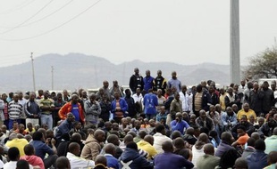 Une nouvelle flambée de violence a fait au moins quatre blessés dans une mine d'or sud-africaine lundi, alors que la justice s'apprêtait à libérer sous conditions la plupart des mineurs interpellés lors de la fusillade du 16 août sur le site de Marikana, exploité par Lonmin.