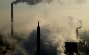 De la fumée s'échappe d'une usine d'ArcelorMittal à Bottrop en Allemagne, le 29 décembre 2014