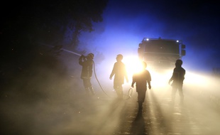 Les pompiers en action sur le feu de Biguglia, dimanche.
