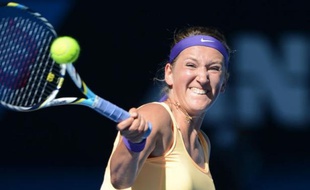 La finale de l'Open d'Australie opposera samedi la Chinoise Li Na à la Bélarusse Victoria Azarenka, N.1 mondiale, dont le temps-mort médical pris avant le dernier jeu de sa demi-finale face à l'Américaine Sloane Stephens a créé une polémique jeudi à Melbourne.